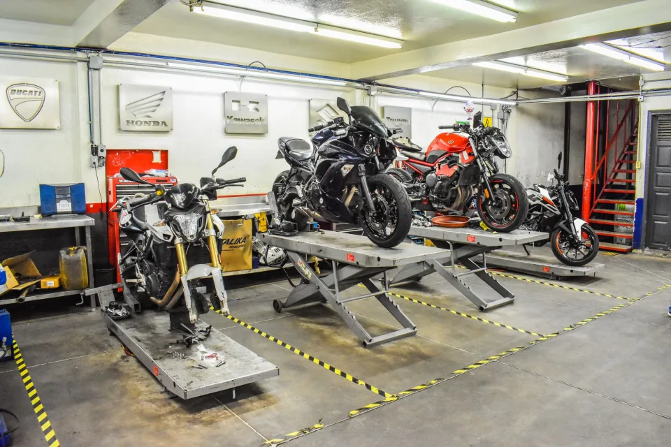 Thợ đang thay nhớt
